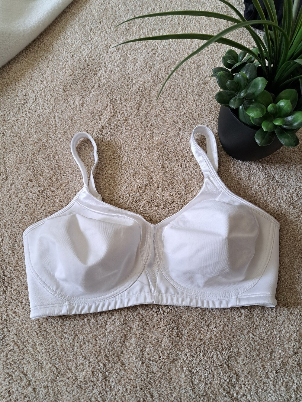 Playtex Womens 18 Hour Silky Soft Smoothing Wireless Bra Size 38DD White